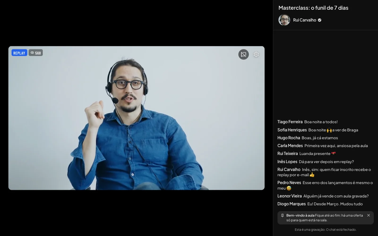 A sala em replay, com o selo «Replay» e o chat da sessão
