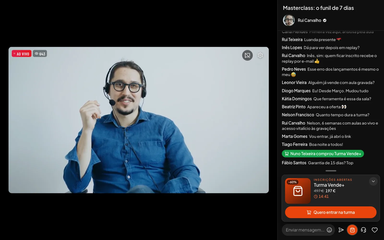 A sala ao vivo de uma masterclass, com a oferta aberta e um aviso de compra no chat